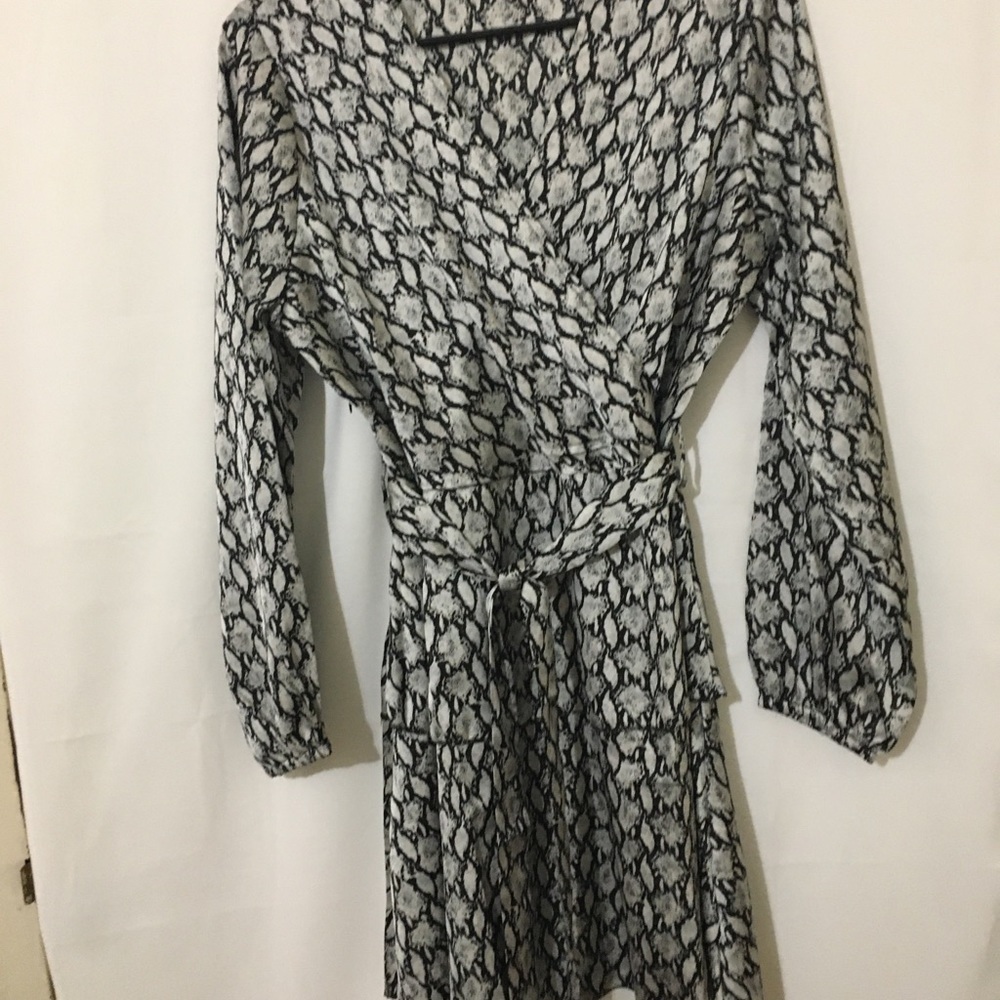 3/$28❤️Snake Print  Dress V neck - Picture 12 of 12